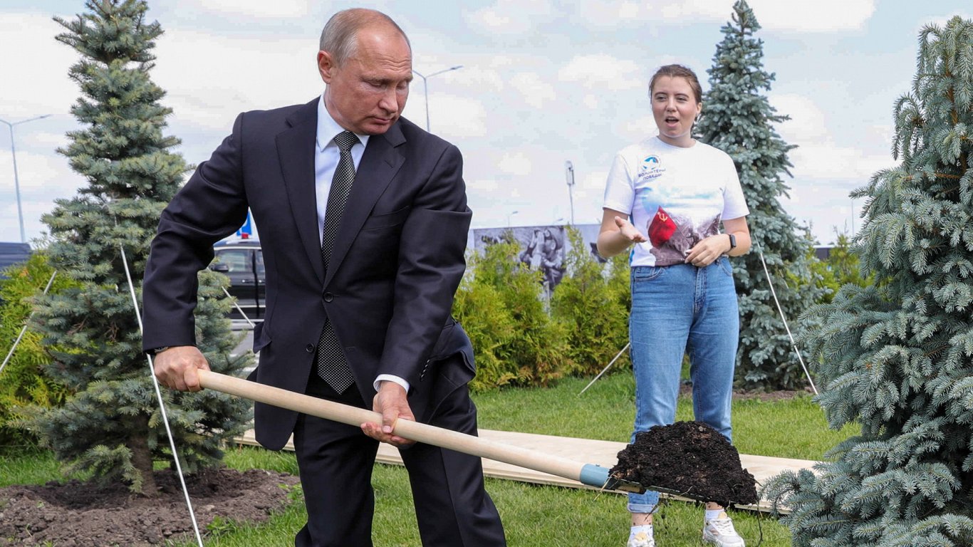Владимир Путин сажает дерево. Ржев, Россия, 20 июня 2020 года.