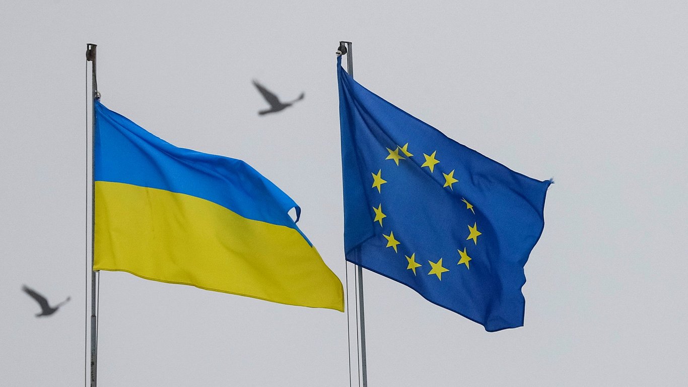 Ukrainas un Eiropas Savienības karogi. Attēls ilustratīvs.