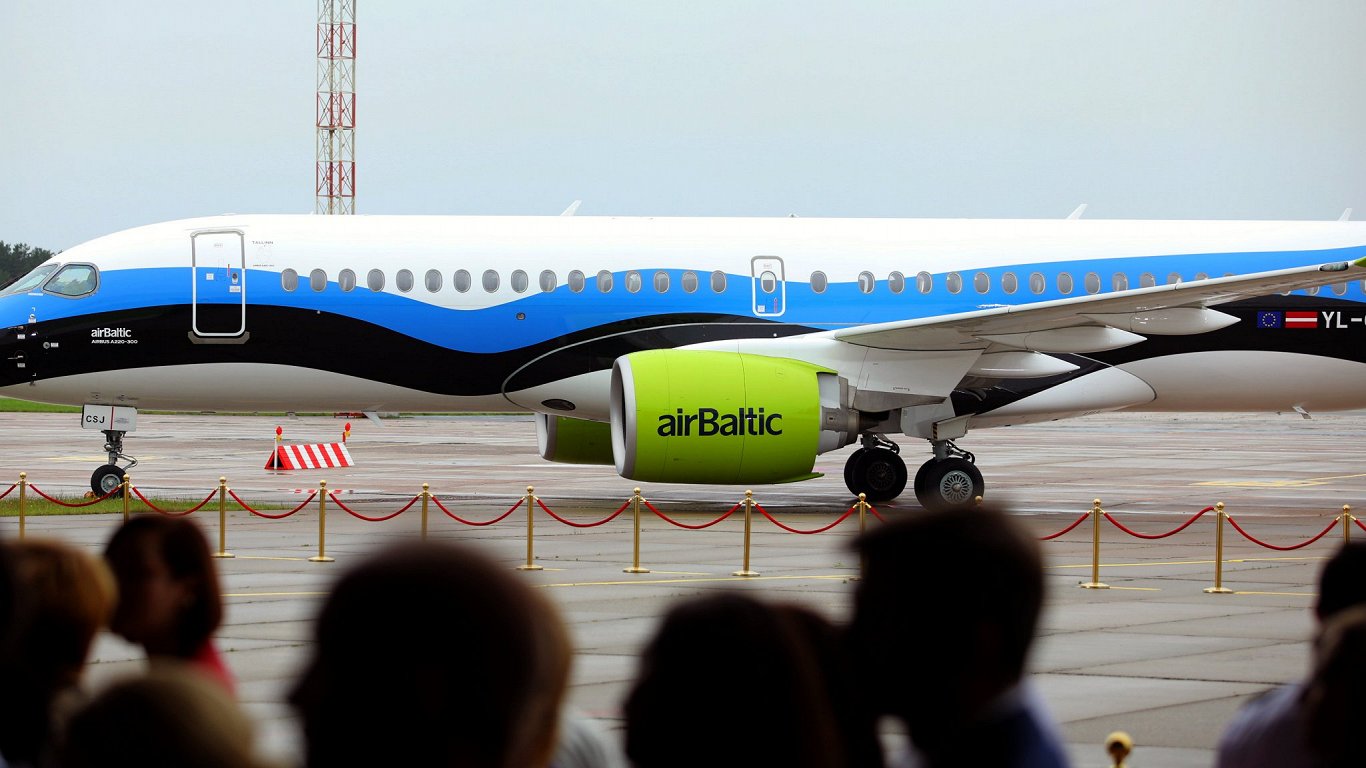 &quot;airBaltic&quot; lidmašīna Igaunijas karoga krāsās