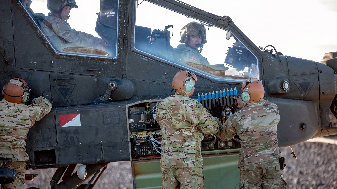 Загрузка боеприпасов в вертолет AH64 Apache. Одна из баз Армии США, 2020 г.