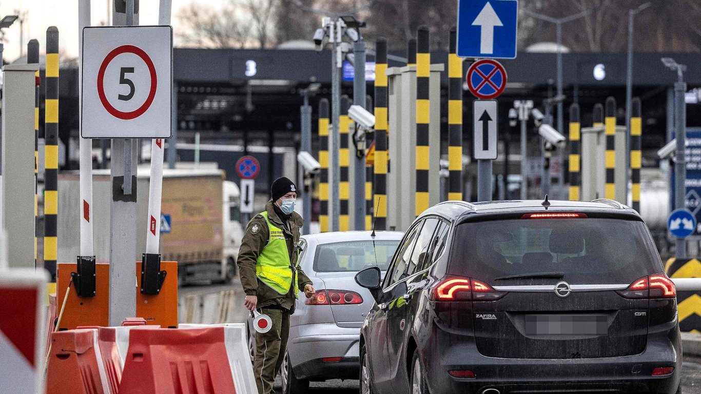 Машины, ожидающие пропуска в Польшу через КПП «Шегини-Медыка» на границе с Украиной. 15 февраля 2022...