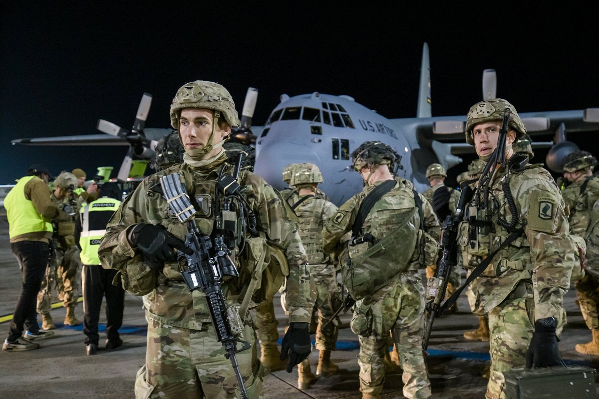 ASV armijas 173. gaisa desanta brigādes karavīri ieradušies Rīgas lidostā, 2022. gada 24. februārī