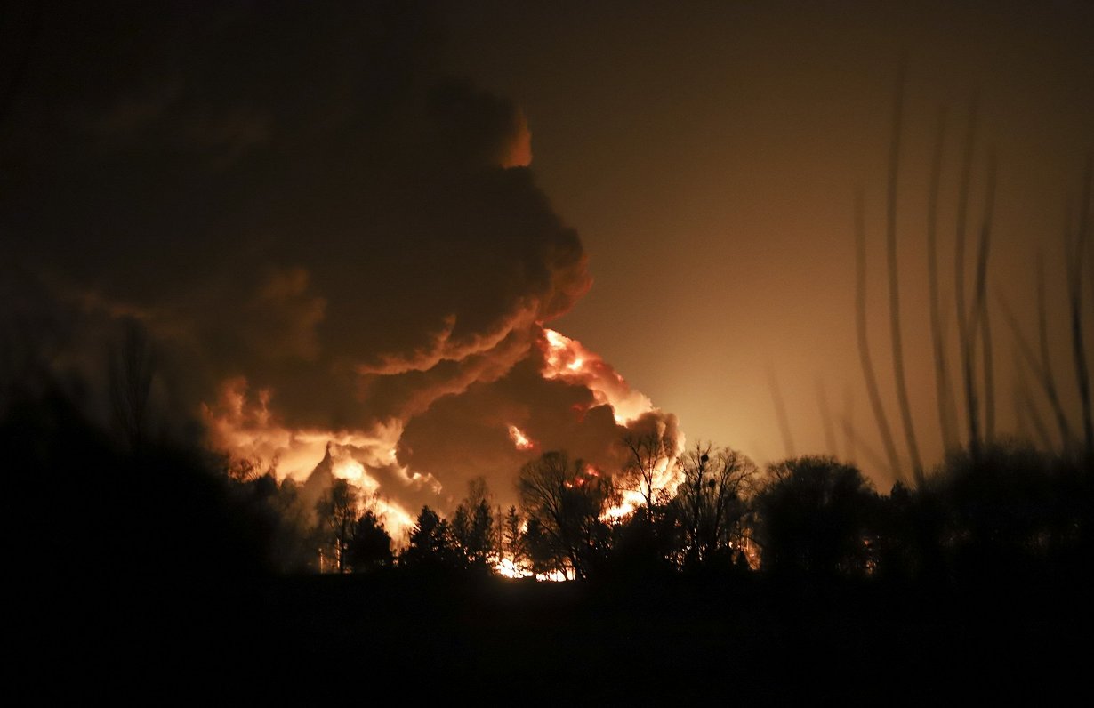 Пожар, возникший на нефтебазе в Василькове после ракетного удара. Украина, близ Киева, 27.02.2022