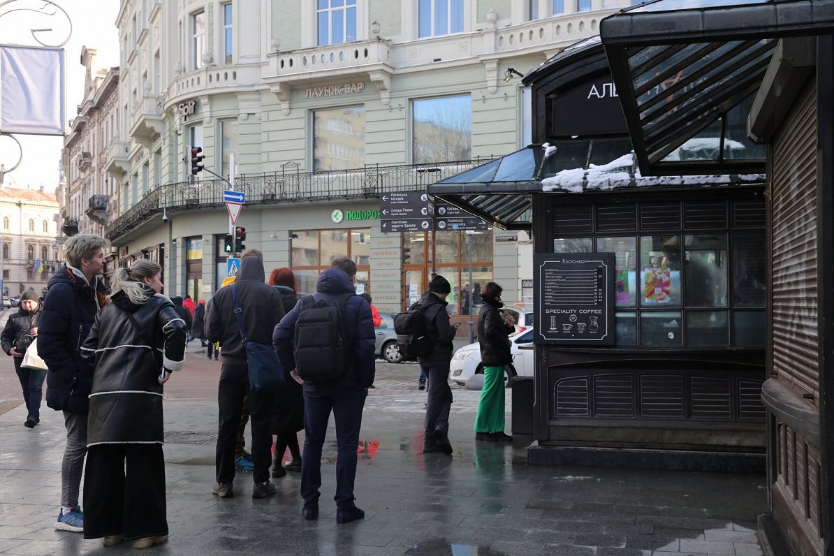 Cilvēki Ļvovas ielās. 2022. gada 28. februāris.