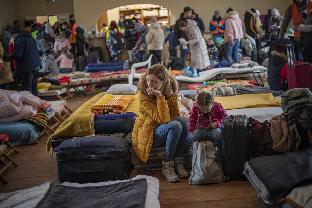 Ukraiņu bēgļi pagaidu uzturēšanās vietā Slovākijā. 2022. gada 1. marts.