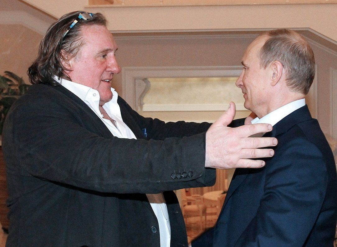Franču aktieris Žerārs Depardjē ar Krievijas prezidentu Vladimiru Putinu 2013. gadā, kad Putins viņa...