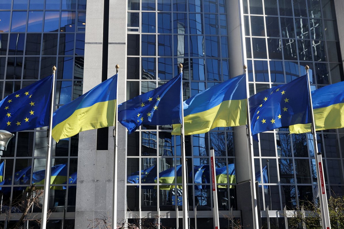 Ukrainas un Eiropas Savienības karogi.