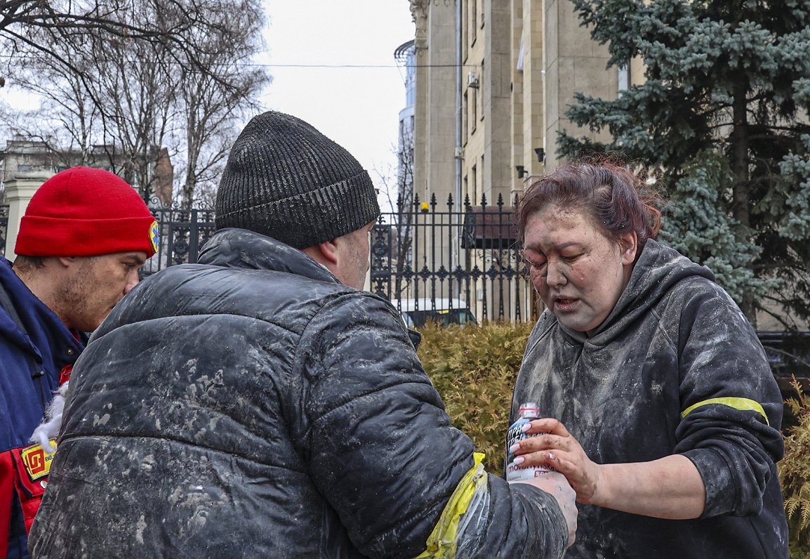 Harkovā glābēji sniedz palīdzību Krievijas uzbrukumā cietušai sievietei