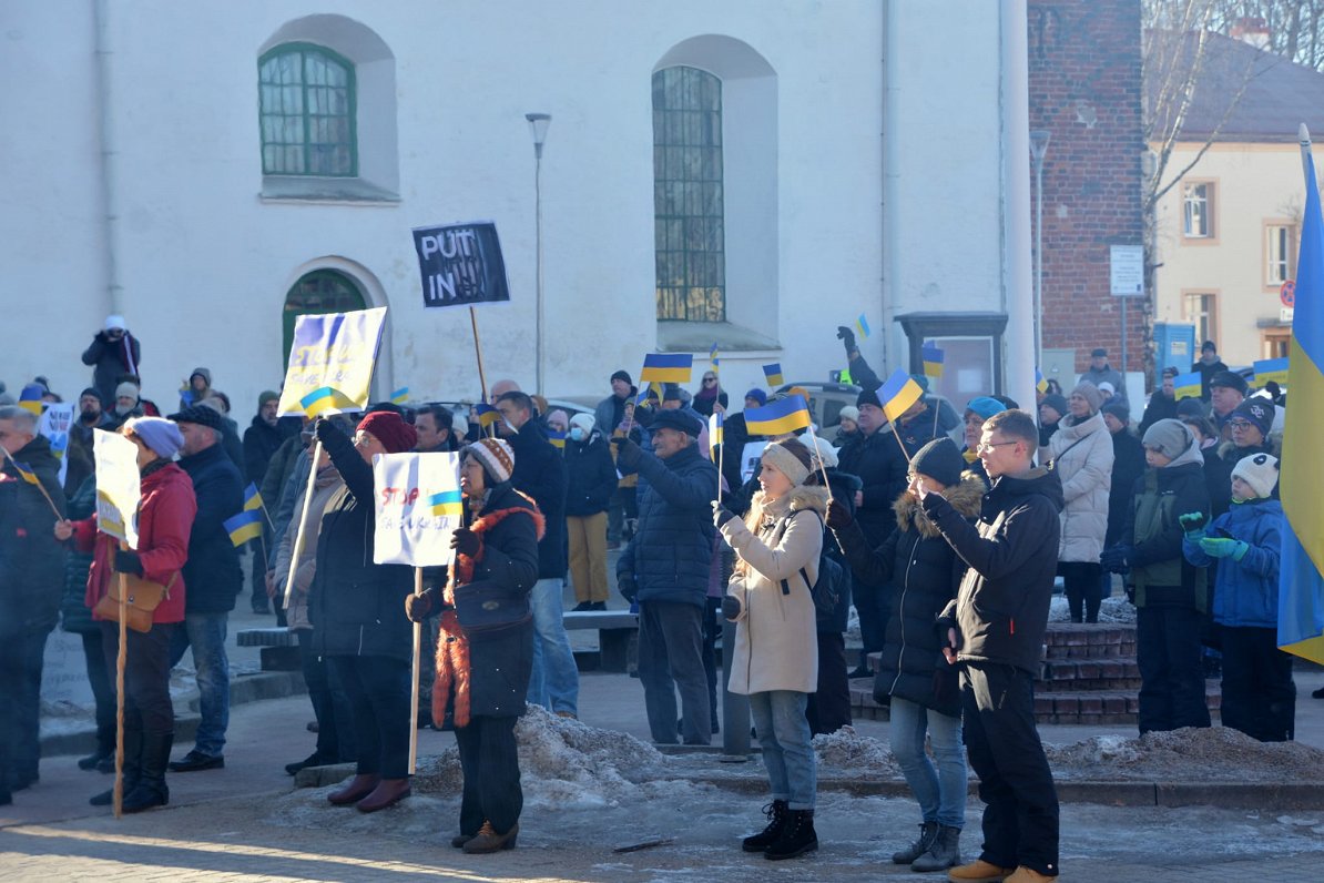 Protesta akcija pret karu Ukrainā Valmierā.