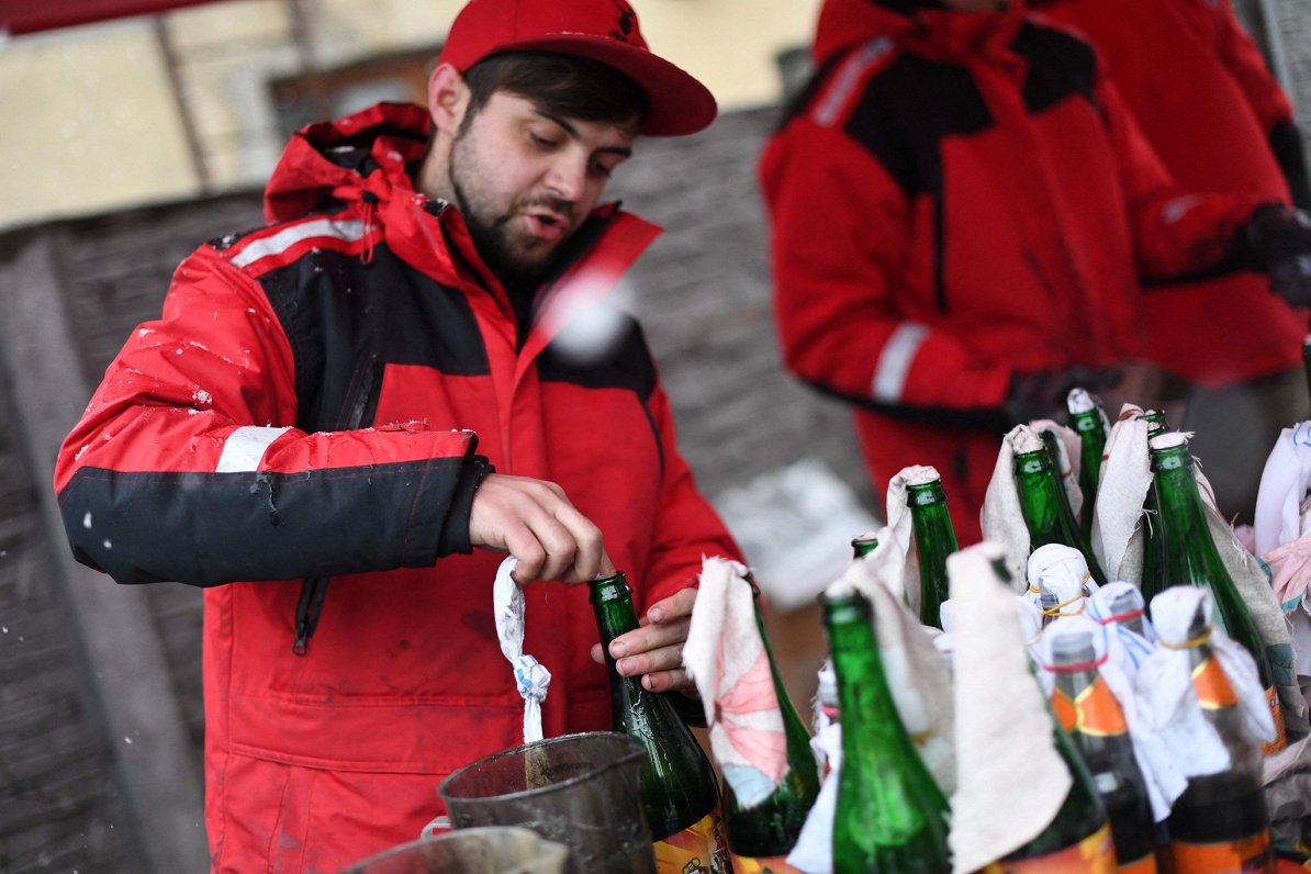 Molotova kokteiļu izgatavošana Pravdas alus darītavā.
