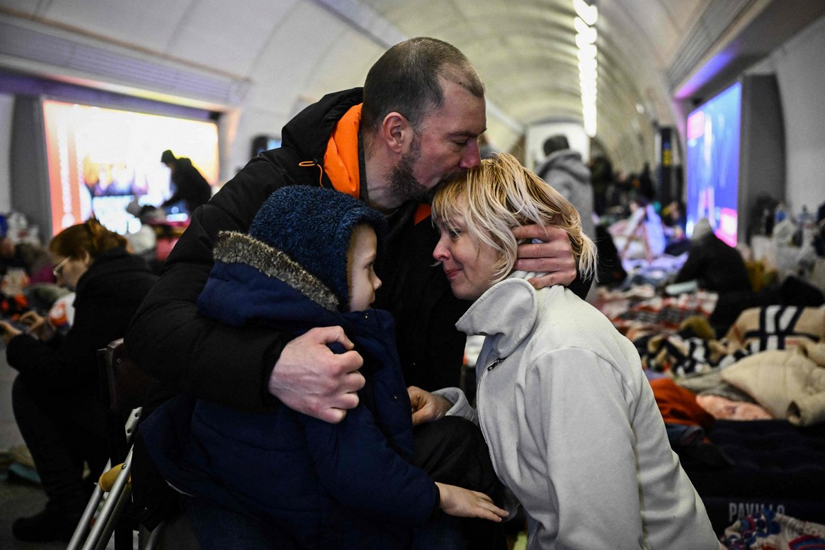 Ukrainas galvaspilsētā Kijevā ģimene atradusi patvērumu metro, slēpjoties no Krievijas okupācijas sp...