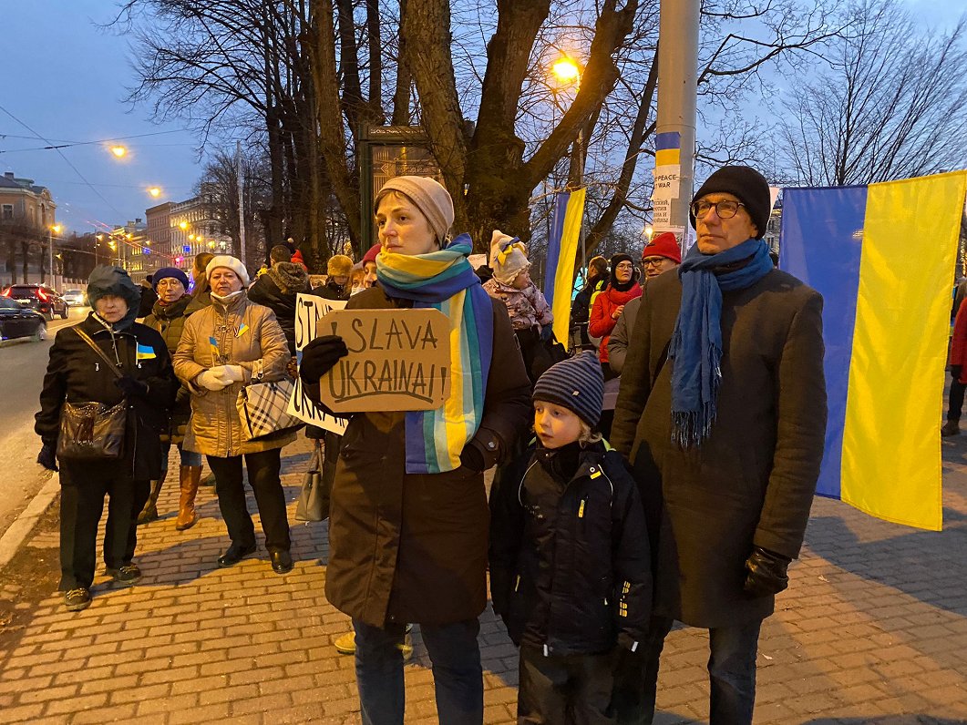 Rīgā, pie Krievijas vēstniecības, mītiņā pauž atbalstu Ukrainai (02.03.2022.)