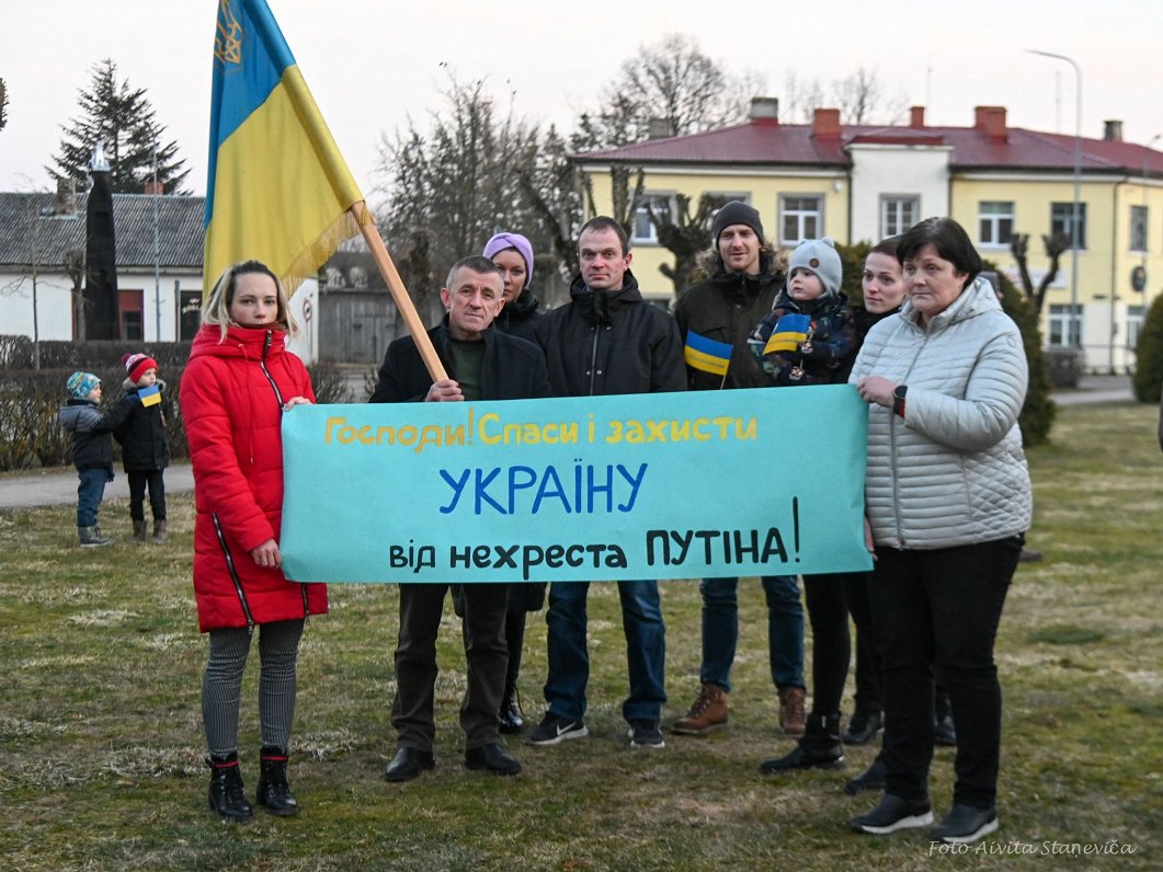 Skrundā mītiņā pauž atbalstu Ukrainai. (02.03.2022.)