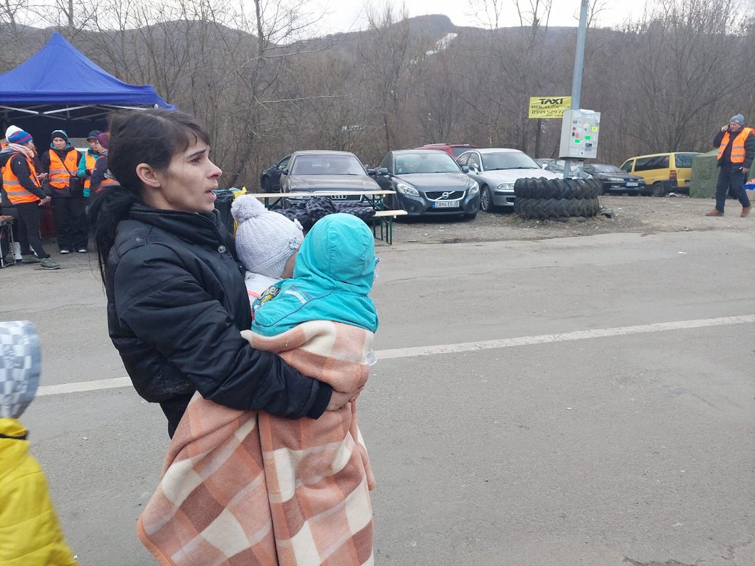 Ukrainas kara bēgļi uz Ukrainas-Slovākijas robežas 2022.gada martā.
