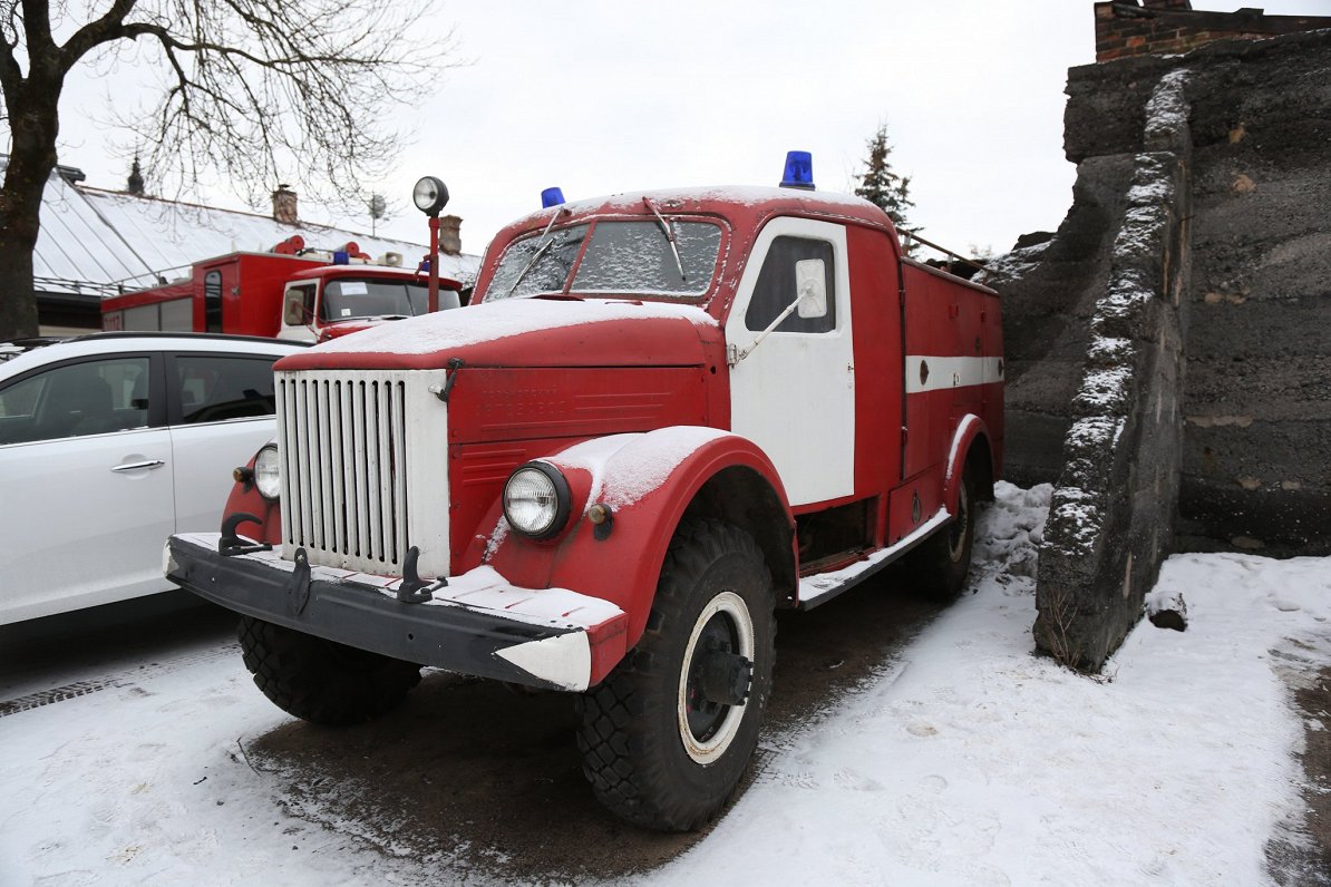 ГАЗ-63 1957 года выпуска стоит во дворе пожарной части №3 в Даугавпилсе, машина на ходу