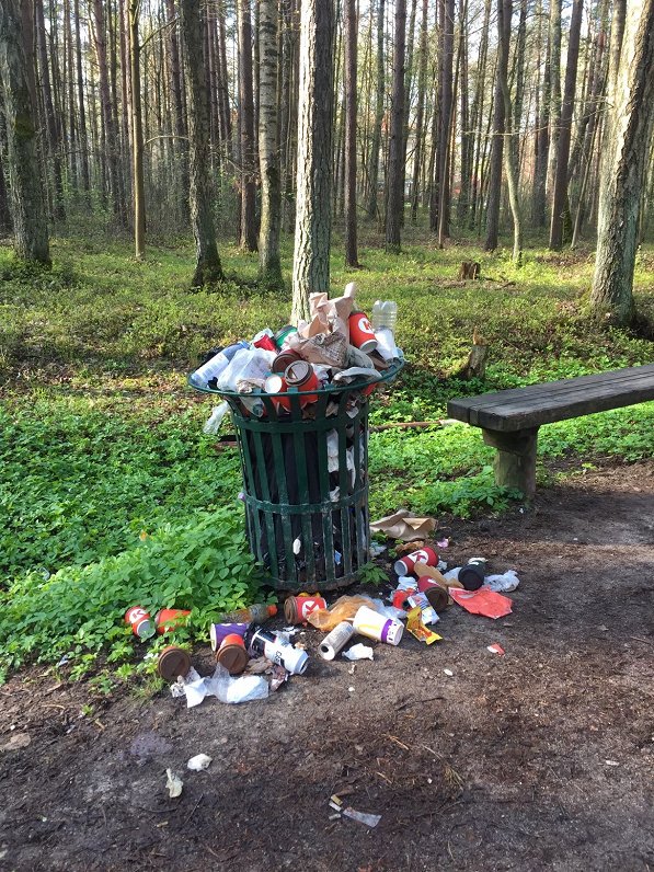 Pārpildītas atkritumu urnas Anniņmuižas mežā