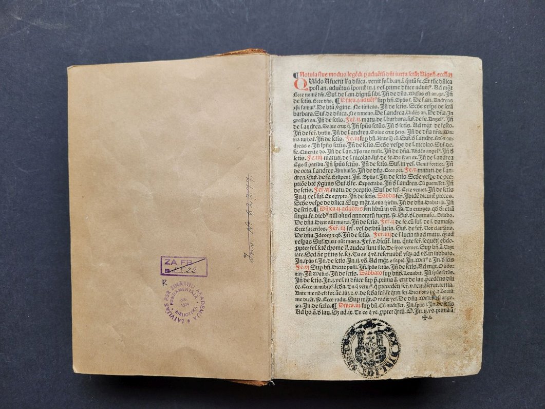 Rīgas breviārijs.  Breviarium secundumritum et usum sancte rigensis ecclesie. 1513.  Divkrāsu iespie...