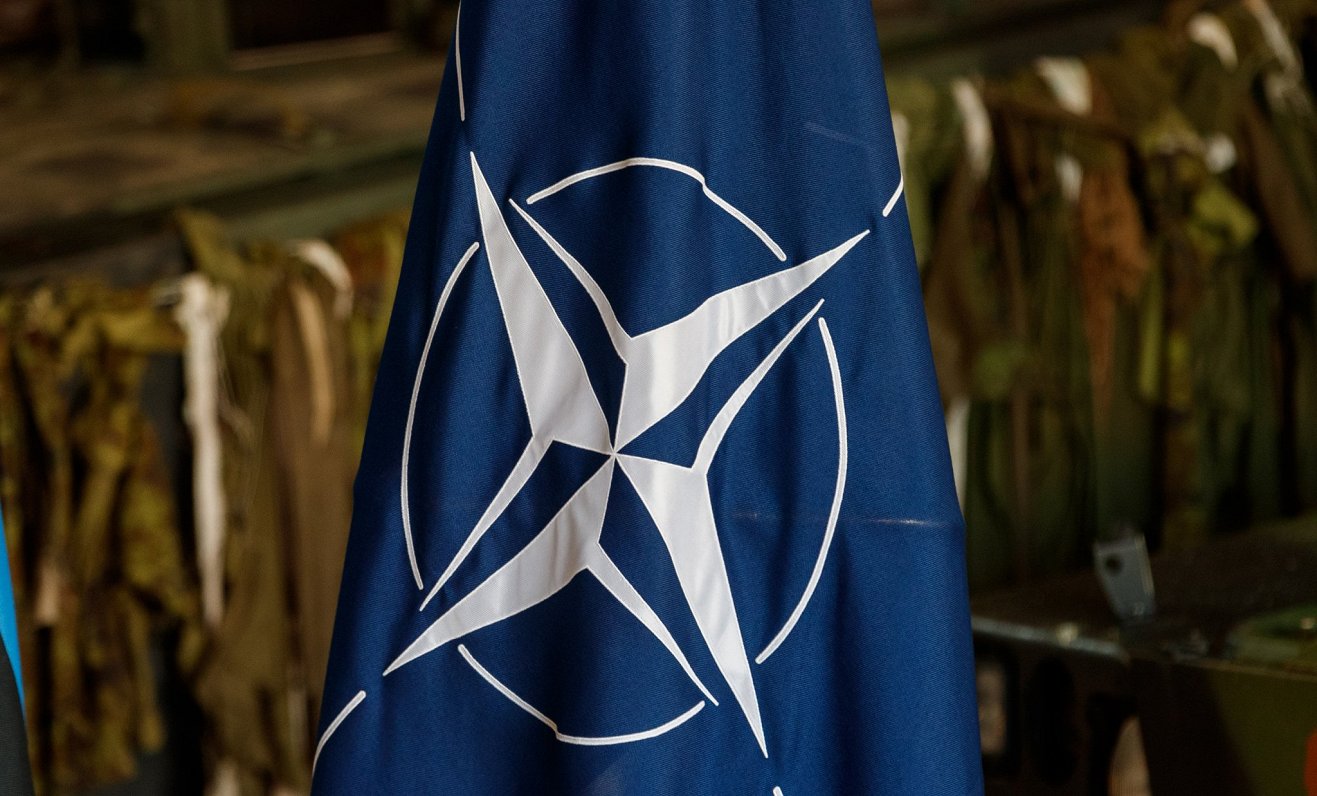 NATO karogs.
