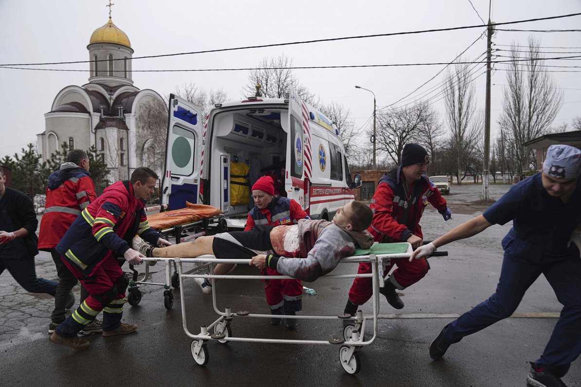Ukrainas pilsētā Mariupolē mediķi sniedz palīdzību Krievijas uzbrukumā ievainotam cilvēkam