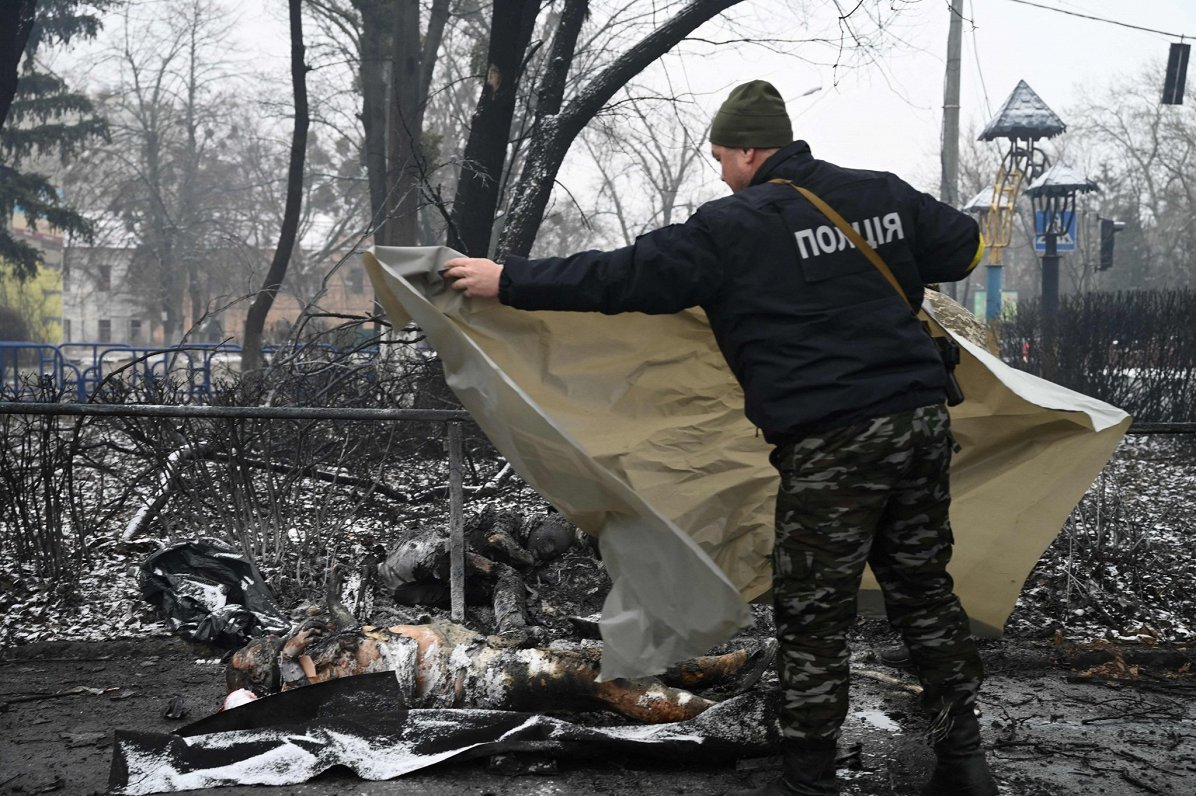 Ukrainas policijas darbinieks apsedz Krievijas uzbrukumā Kijevā nogalināta civiliedzīvotāja līķi