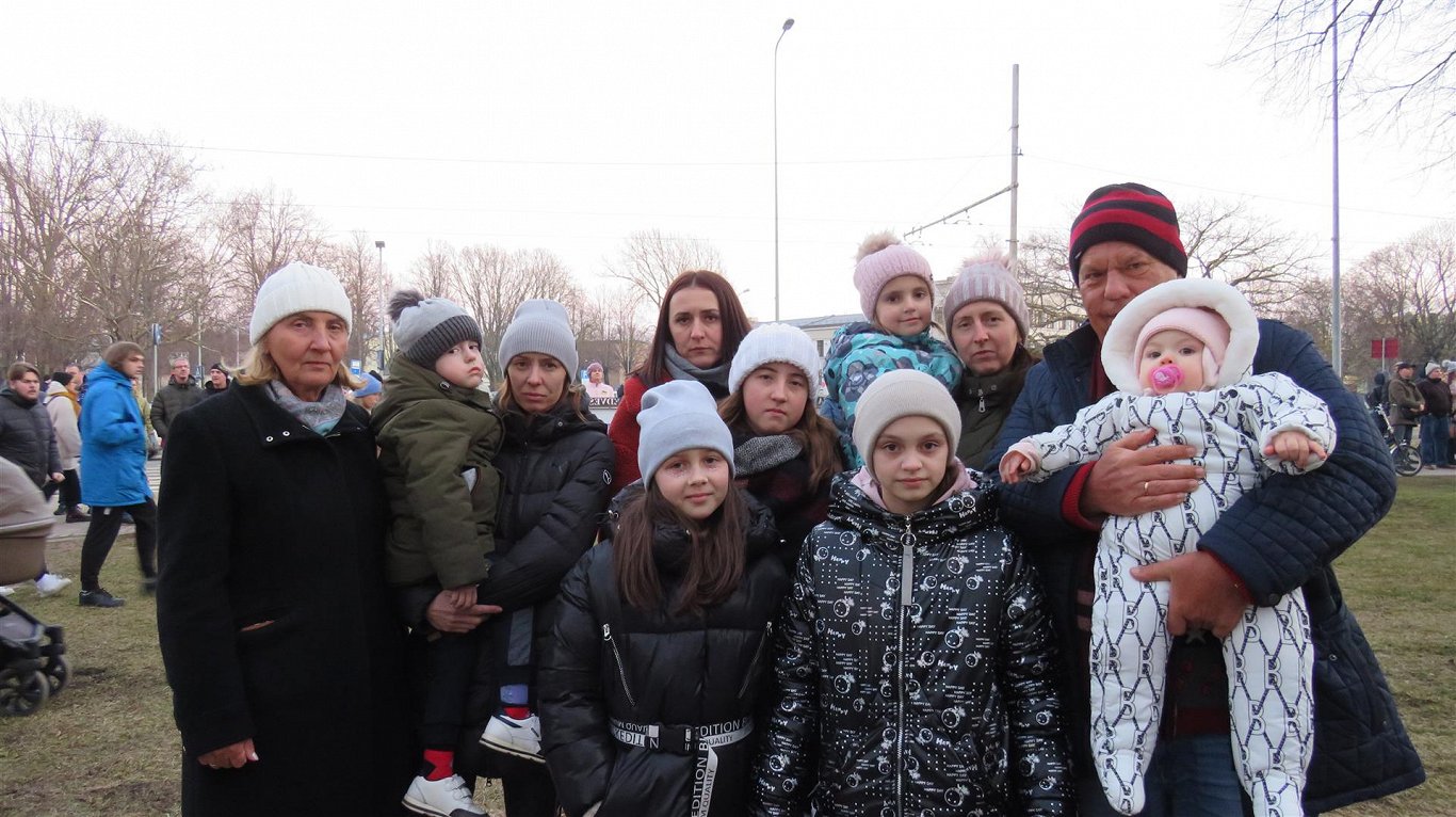 По бокам — Таиса и Арис, их родные из Украины — в центре