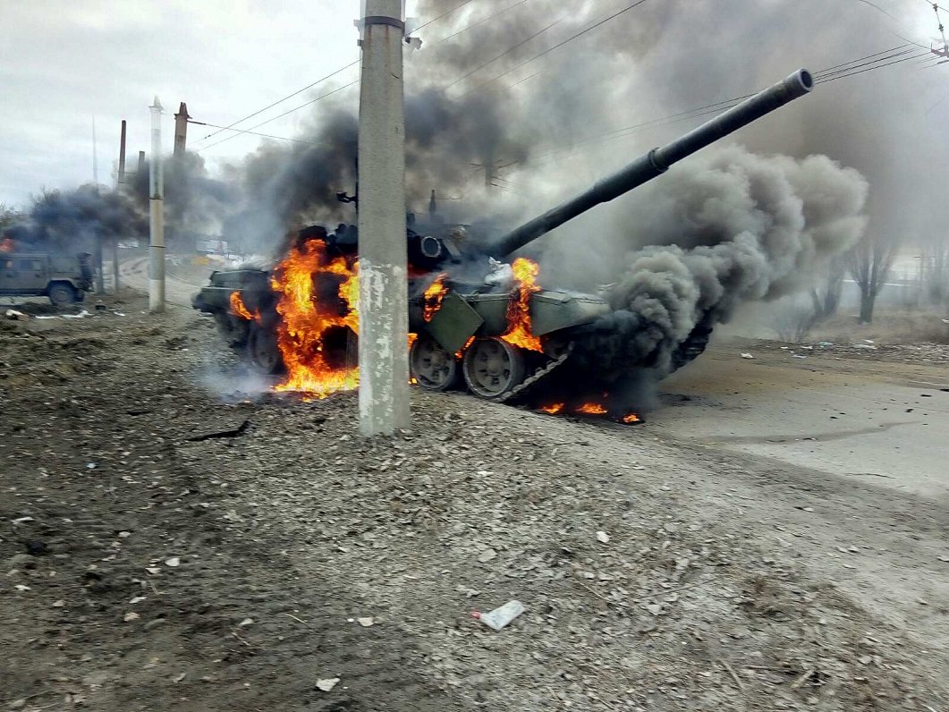 Ukrainā iznīcināts Krievijas okupācijas spēku tanks