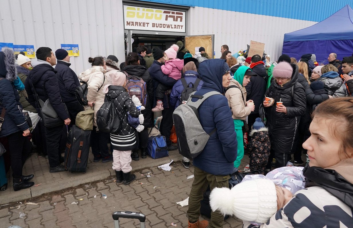 Беженцы у центра распределения гуманитарной помощи. Польша, Корчова,05.03.2022