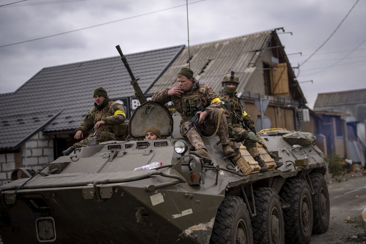 Ukrainas armijas karavīri uz bruņu transportiera. 2022. gada 5. marts.