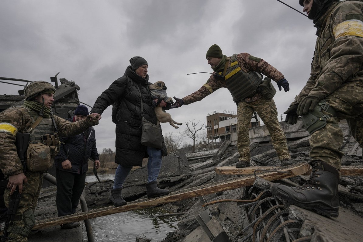Вывод мирного населения по разрушенному мосту. Украина, Ирпень, близ Киева, 05.03.2022