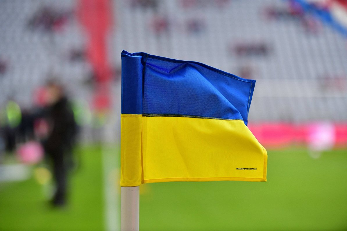 Украинский флаг на футбольном поле. Иллюстративное фото