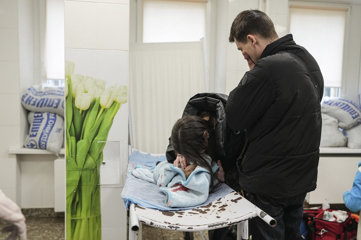 Родители погибшего под бомбежкой ребенка. Украина, Мариуполь, 04.03.2012.