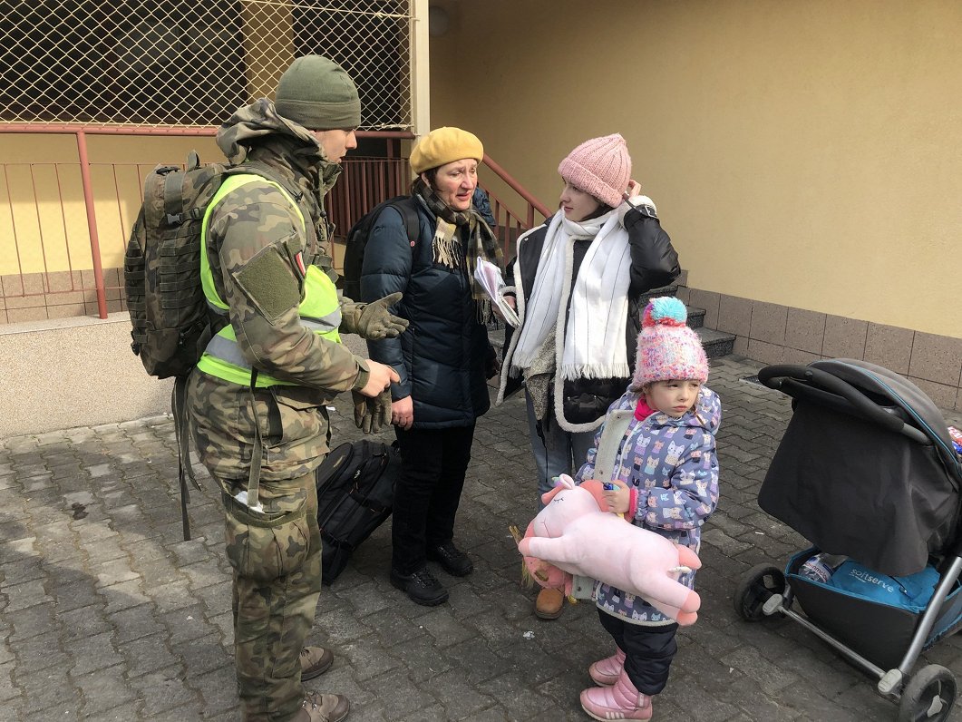 Ukrainas kara bēgļi Polijas dzelzceļa stacijā 2022.gada martā.