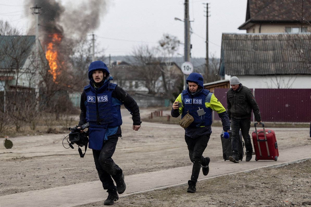 Kara žurnālisti bēg no apšaudes Ukrainā. 2022. gada 6. marts.