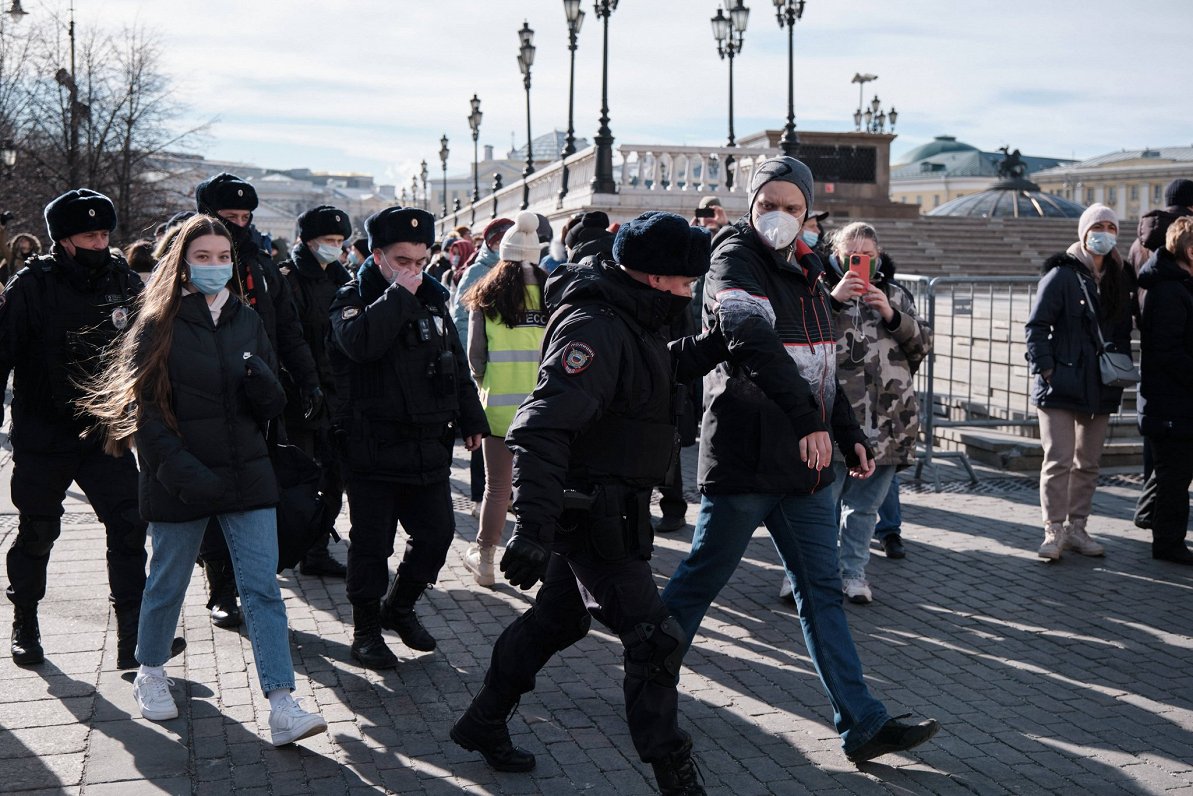 Pretkara protestētāju aizturēšana Maskavā. 2022. gada 6. marts.