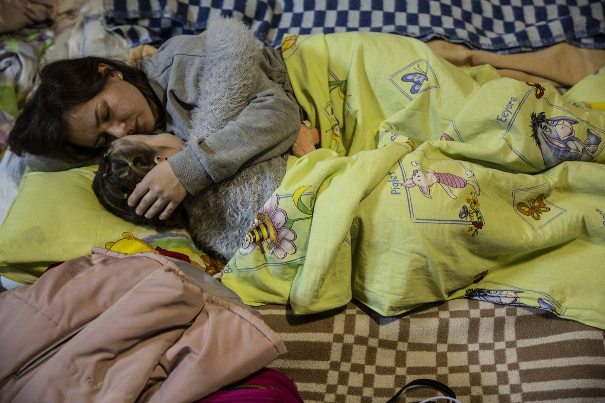 Kijevas slimnīcā māte ar meitu pārnakšņo pazemes patvertnē, baidoties no Krievijas okupācijas spēku...