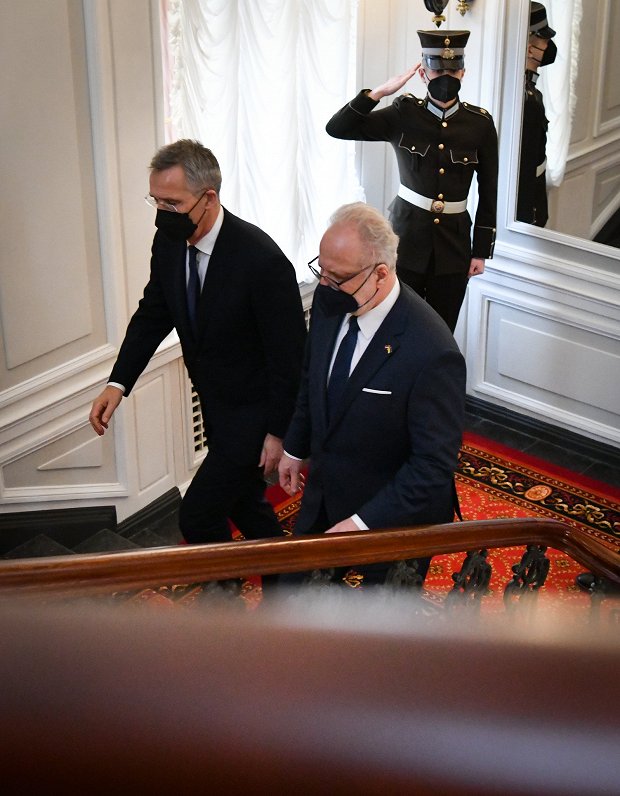 Valsts prezidents Egils Levits tiekas ar NATO ģenerālsekretāru Jensu Stoltenbergu.