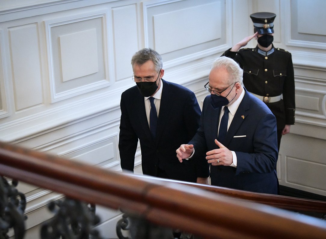 Valsts prezidents Egils Levits tiekas ar NATO ģenerālsekretāru Jensu Stoltenbergu.