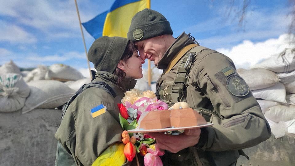 Ukrainas Nacionālās gvardes karavīri Oleksandrs un Olena otrdien nosvinējuši kāzas