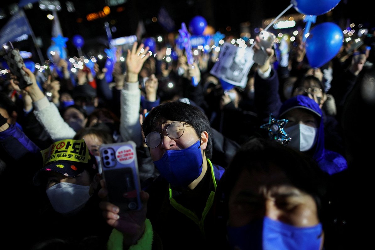 Lī Džemjonga atbalstītāji Seulā vēlēšanu priekšvakarā 2022. gada 8. martā.