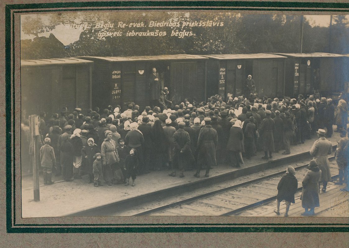 Bēgļi Rītupes dzelzceļa stacijā, 1920.–1922. gads