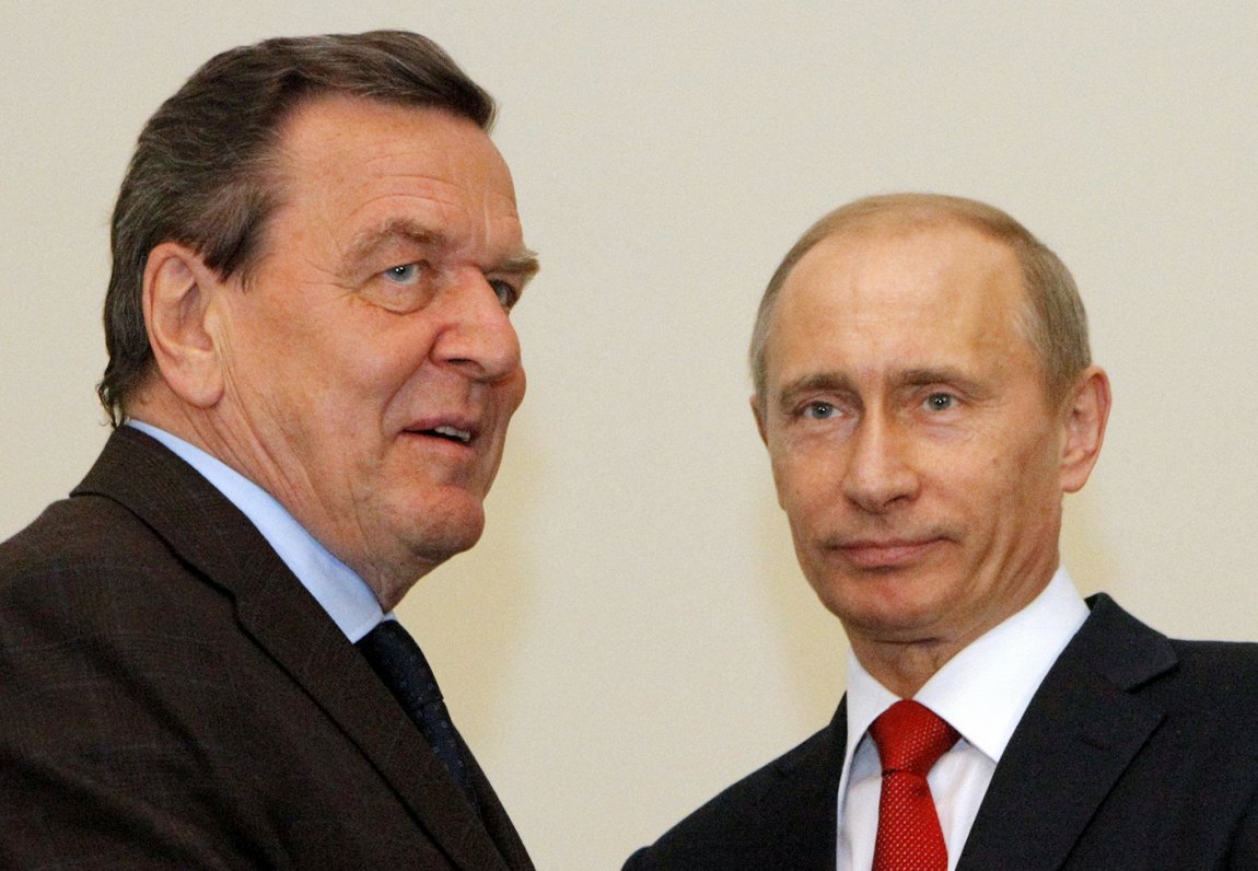 Bijušais Vācijas kanclers Gerhards Šrēders (no kreisās) ar Krievijas prezidentu Vladimiru Putinu