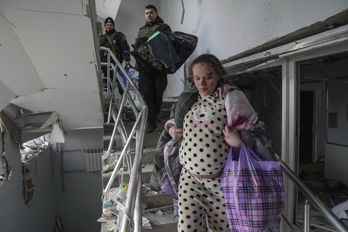 No izpostītā dzemdību nama Mariupolē evakuē grūtnieci. 2022. gada 9. marts.