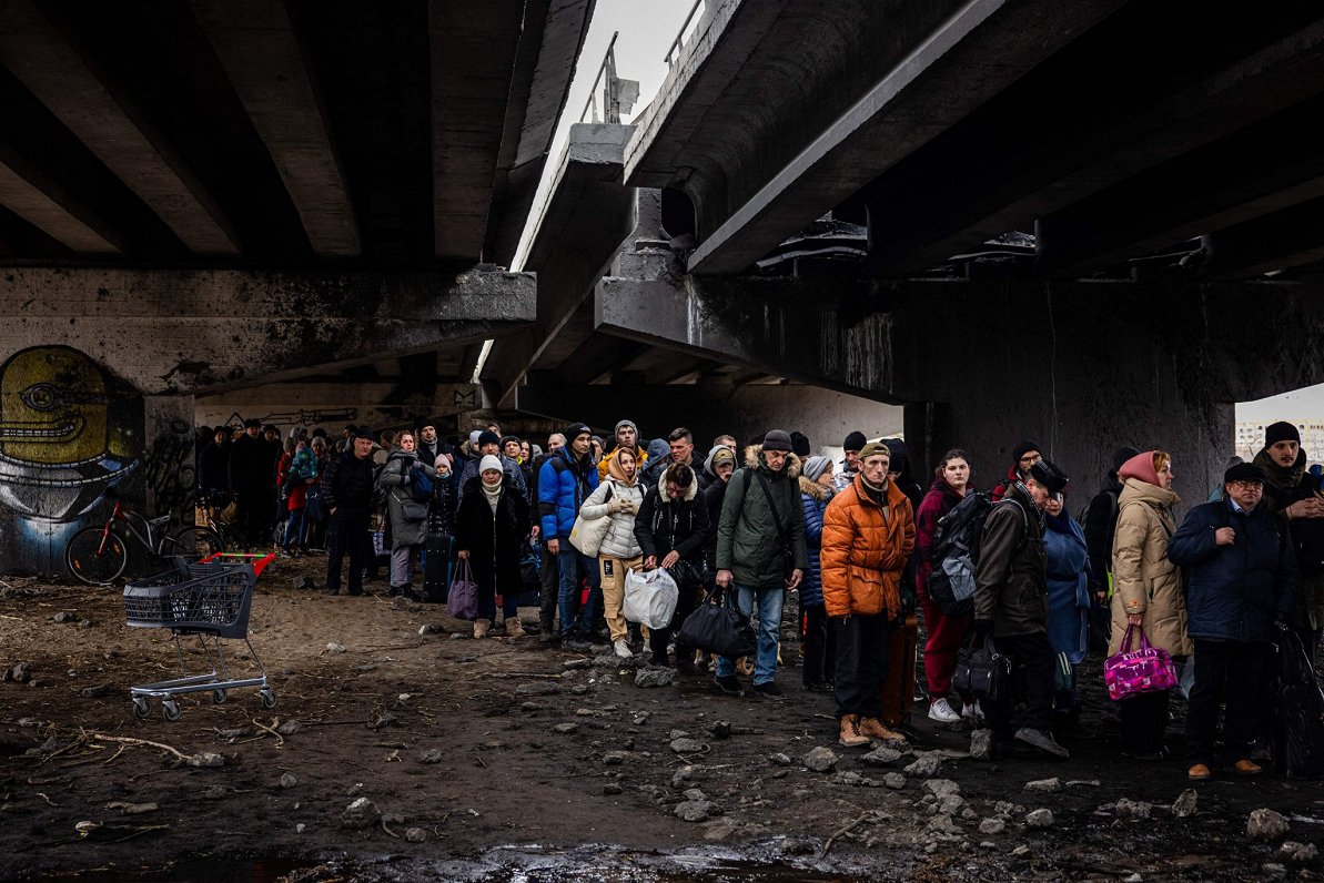 Ukrainas civiliedzīvotāji cenšas pamest Irpiņu. 2022. gada 7. marts.