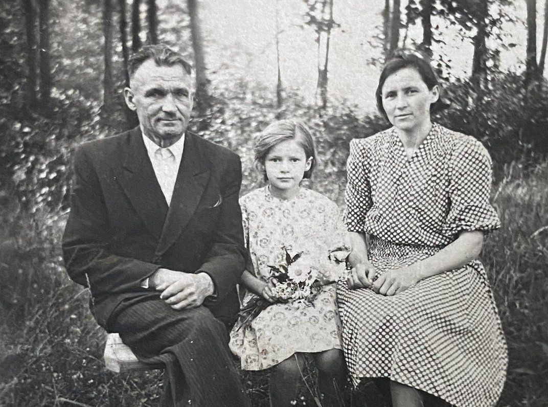 Zelču ģimene – Jānis ar kundzi Kostanciju un meitu Lidiju. 20. gs. 50. gadu sākums.