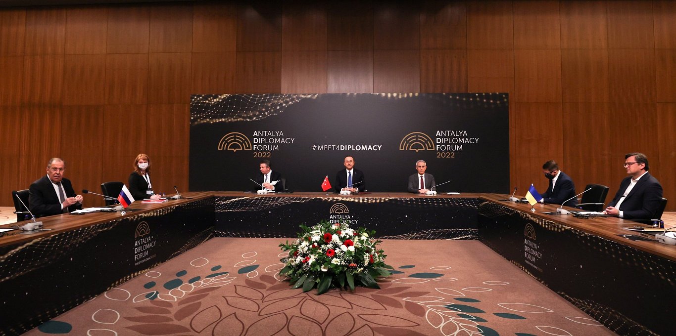 Krievijas ārlietu ministra Sergeja Lavrova un Ukrainas ārlietu ministra Dmitro Kulebas tikšanās Turc...