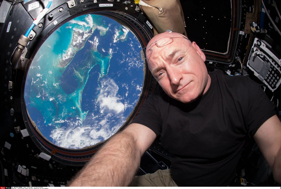 ASV astronauts Skots Kellijs.
