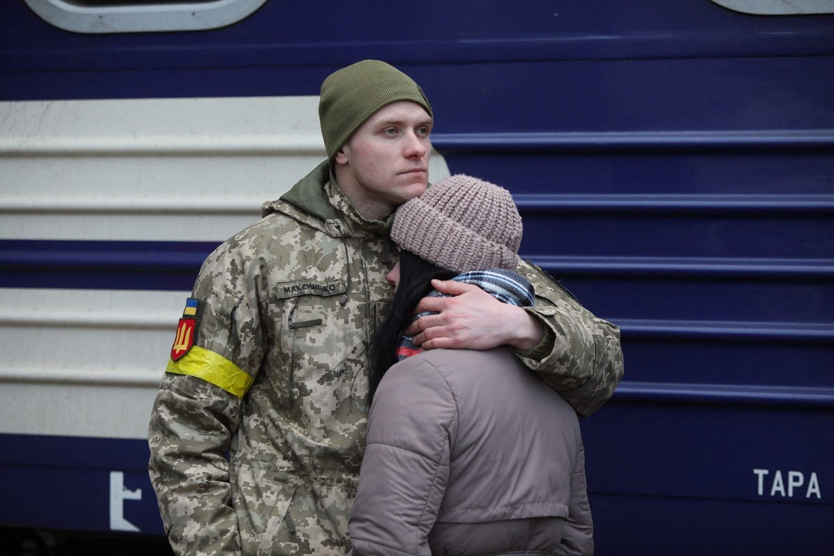 Ukrainas rietumu pilsētā Ļvivā ukraiņu karavīrs atvadās no mīļotās, pirms doties uz galvaspilsētu Ki...