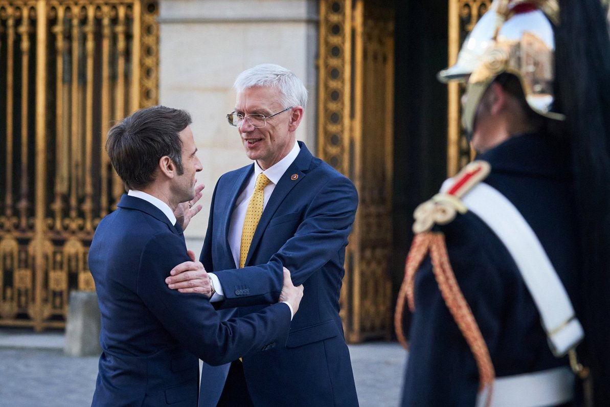 Kariņš ar Francijas prezidentu Emanuelu Makronu.