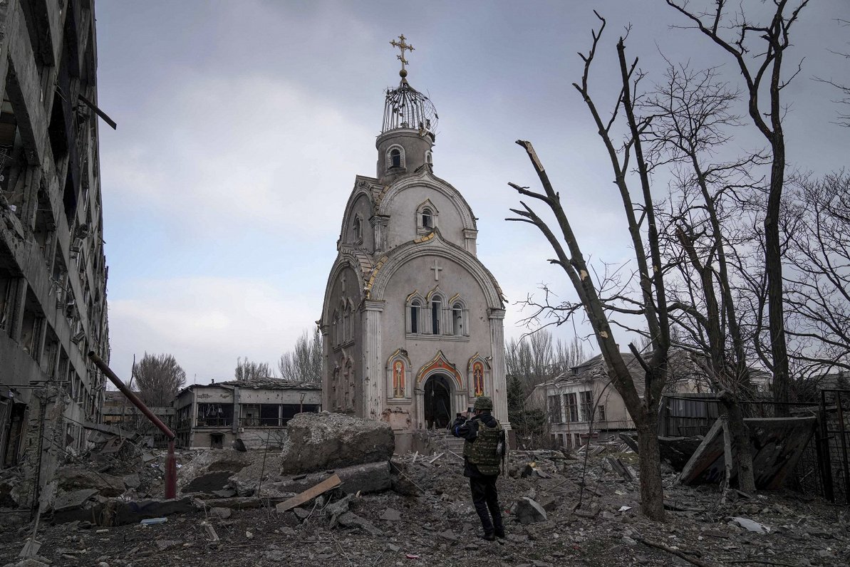 Karadarbības skarta baznīca dzīvojamo namu rajonā Mariupolē. 2022. gada 10. marts.