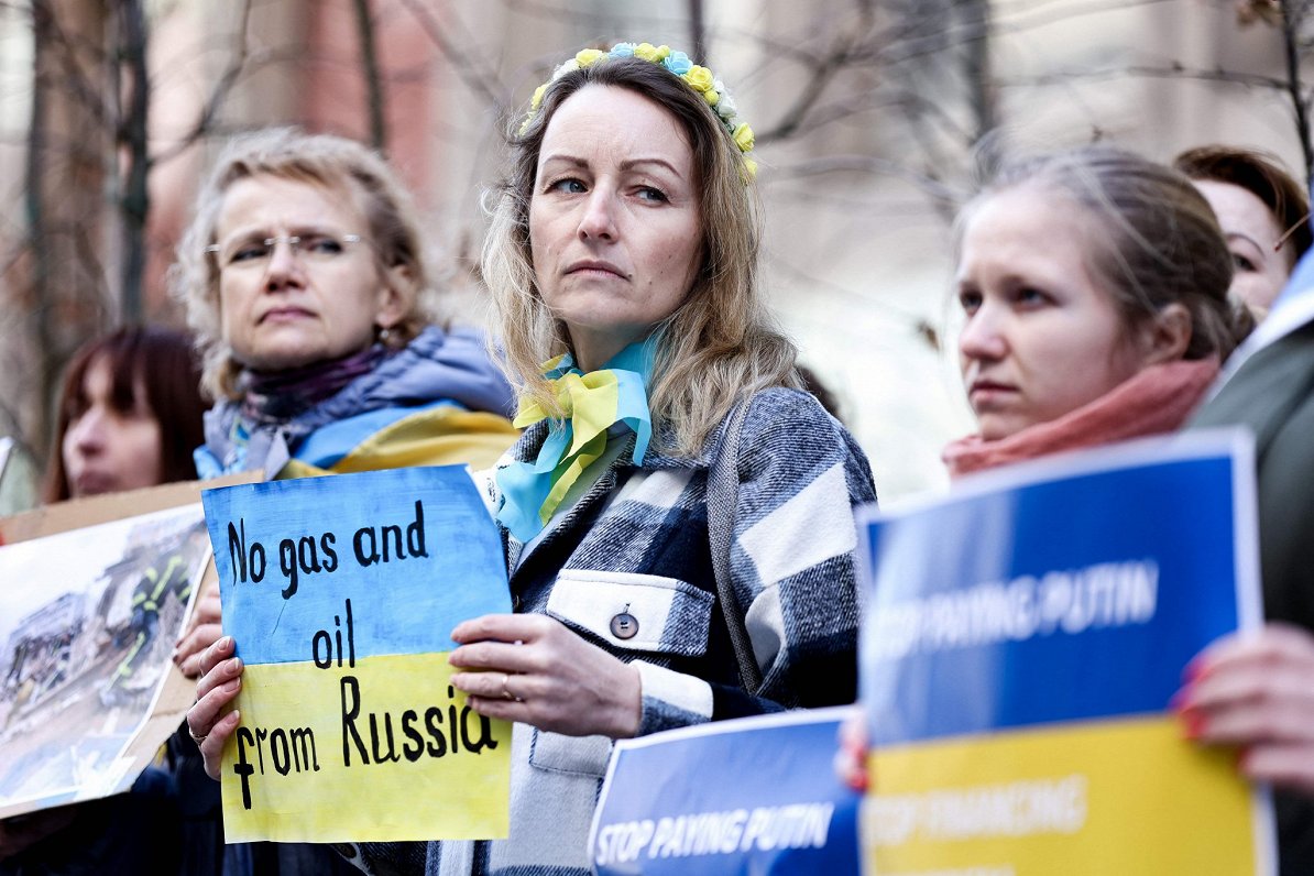 Protesta akcija pie Vācijas pārstāvniecības Eiropas Savienībā, aicinot nepirkt Krievijas naftu un gā...